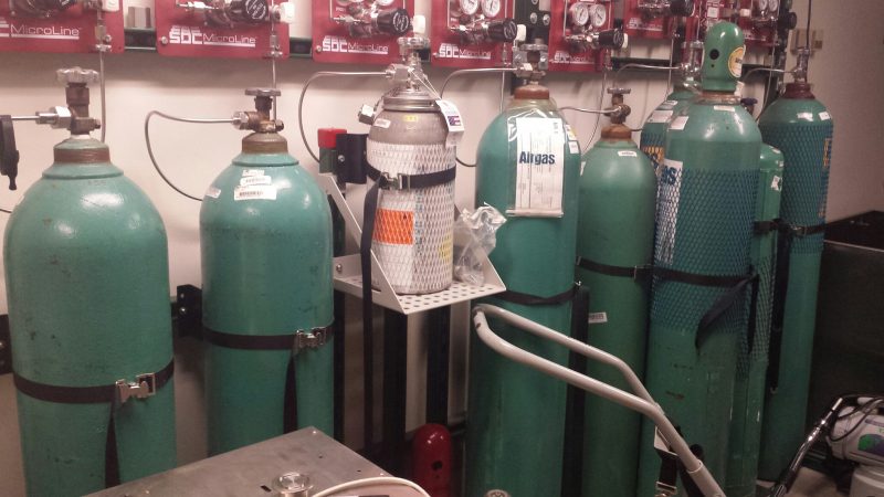 Compressed gas cylinder system Several compressed gas cylinders connected to a control system
